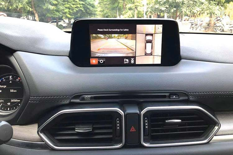 Về động cơ, Mazda CX-8 có 3 phiên bản, đều sử dụng chung động cơ xăng 2.5L giống như trên Mazda CX-5, công suất 188 mã lực và mô men xoắn 251 Nm, đi cùng hộp số tự động 6 cấp, với một số nâng cấp để tăng khả năng vận hành. Cũng được trang bị công nghệ kiểm soát gia tốc GVC của Mazda, CX-8 có khả năng vận hành không khác biệt nhiều so với CX-5.