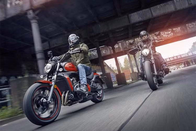 Ở phần đầu, đèn pha của xe được thiết kế mang phong cách hiện đại khá giống với mẫu xe cơ bắp Harley-Davidson V-Rod. Trong khi đó bảng đồng hồ của xe có đôi chút ảnh hưởng của nhiều thương hiệu mới hiện nay được trang bị một đồng hồ dạng kim hiển thị vòng tua máy, một màn hình lcd hiển thị tốc độ, nhiên liệu, thống số...