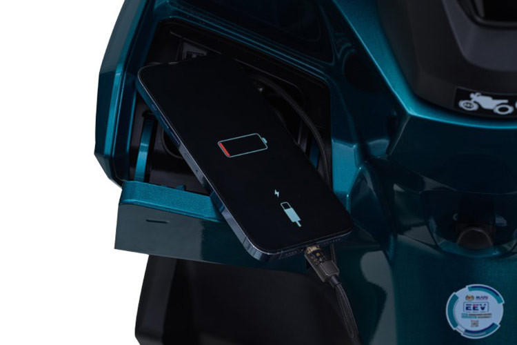 Mặt đồng hồ của VARIO 160 được hiển thị bởi màn LCD kỹ thuật số, thiết kế khoa học, dễ dàng quan sát đầy đủ thông tin. Các trang bị khác trên xe ga Vario 160 còn có ổ sạc USB-A, cùng cốp đựng đồ dưới yên ngồi rộng 18 lít.