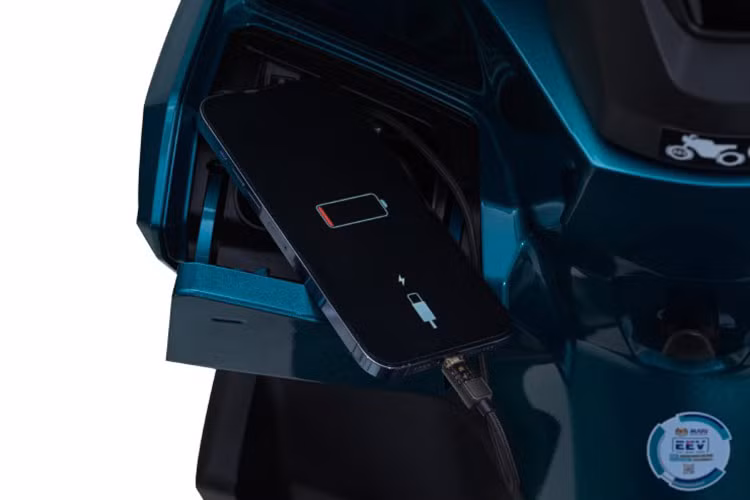 Mặt đồng hồ của VARIO 160 được hiển thị bởi màn LCD kỹ thuật số, thiết kế khoa học, dễ dàng quan sát đầy đủ thông tin. Các trang bị khác trên xe ga Vario 160 còn có ổ sạc USB-A, cùng cốp đựng đồ dưới yên ngồi rộng 18 lít.