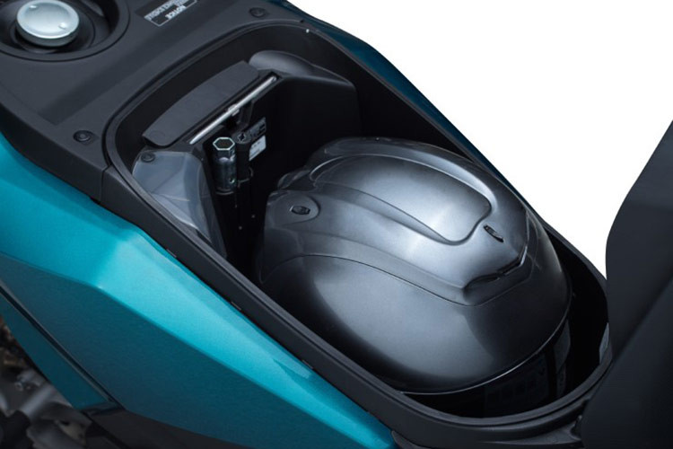 Hệ thống treo trên xe gồm phuộc lồng trước và giảm xóc đơn tùy chỉnh tải trước phía sau. Vario 160 trang bị nhiều tiện ích lái xe gồm hệ thống chìa khóa thông minh Smart Key, cho phép xe khởi động không cần tra chìa, cũng như tính năng cảnh báo và phản hồi xe.