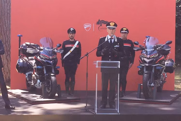 Buổi lễ trao những chiếc môtô tuần tra mới cho lực lượng cảnh sát Carabinieri đã được tổ chức ở thành phố Rome vào hôm 22/5 vừa qua. Theo giới truyền thông Ý, lực lượng cảnh sát Carabinieri nước này sẽ dùng Ducati Multistrada 1200 S và 1200 Enduro làm môtô tuần tra.