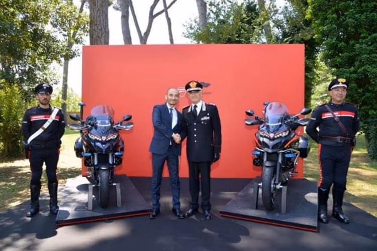 Có vẻ như động cơ và công nghệ của những chiếc Ducati Multistrada 1200 dành cho lực lượng cảnh sát Carabinieri Ý không có gì thay đổi. Tất cả đều sử dụng động cơ Desmodromic V-Twin, dung tích 1198,4 cc, tạo ra công suất tối đa 160 mã lực.