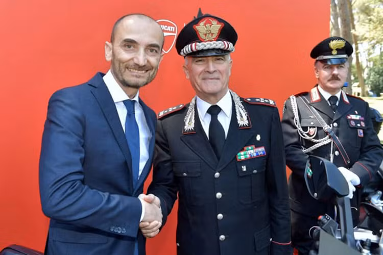 Ở mẫu Ducati Multistrada 1200 S, động cơ có mô-men xoắn cực đại 136 Nm. Con số tương ứng của Ducati Multistrada 1200 Enduro là 150 Nm.