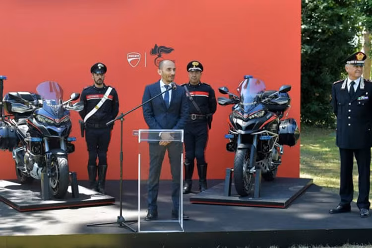 Những chiếc Ducati Multistrada 1200 này ngoài việc được thiết kế đặc biệt, nó còn được sơn màu và đi kèm logo đặc trưng của lực lượng cảnh sát Carabinieri Ý. Ngoài ra, xe còn được trang bị radio CC, còi hụ và hệ thống đèn đặc biệt phục vụ dẹp đường và dẫn đoàn...