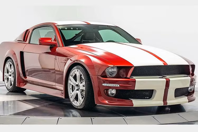 Trên thế giới, hiếm có những người chơi xe nào độ những siêu xe đỉnh cao trở nên giống các dòng ôtô cấp thấp hơn. Chính vì vậy khi chiếc Lamborghini Gallardo độ Ford Mustang có tên gọi Tractorri Custom Coupe xuất hiện, nó đã khiến nhiều người bất ngờ và ngạc nhiên.