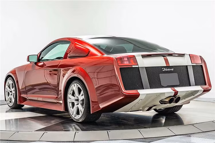 Nếu nhìn lướt qua từ phần đầu, ngay cả những người yêu xe cũng có thể dễ dàng nhầm tưởng Tractorri Custom Coupe với một chiếc Mustang bình thường, khi sự khác biệt của chiếc xe chỉ nằm ở cản trước với thiết kế mới và tích hợp đèn sương mù của Porsche 911 Turbo đời 997.