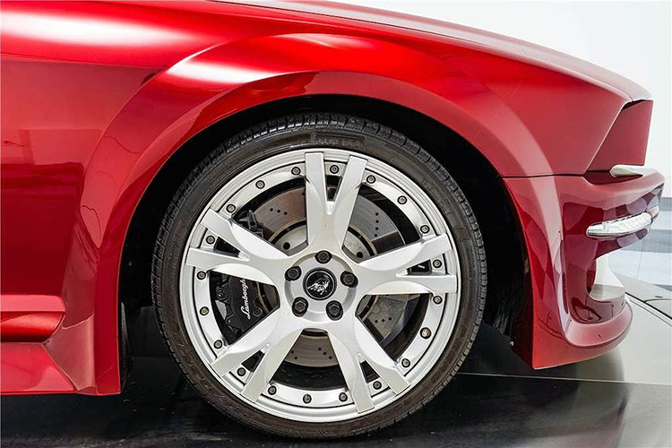 Mối liên hệ của chiếc xe với Gallardo chỉ lộ rõ bắt đầu từ bộ mâm 5 cây đặc trưng, lùi về phía sau là phần đuôi với đèn hậu cùng cách bố trí các khe thoát nhiệt tương tự như siêu xe Lamborghini nguyên bản.