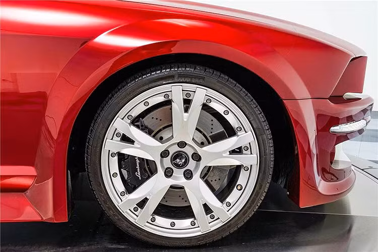 Mối liên hệ của chiếc xe với Gallardo chỉ lộ rõ bắt đầu từ bộ mâm 5 cây đặc trưng, lùi về phía sau là phần đuôi với đèn hậu cùng cách bố trí các khe thoát nhiệt tương tự như siêu xe Lamborghini nguyên bản.