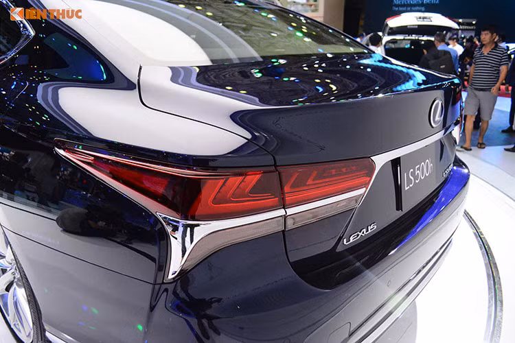 LS là dòng xe cao cấp nhất của thương hiệu xe sang Lexus. Ra mắt lần đầu vào năm 1989, LS cũng là mẫu xe đánh dấu sự xuất hiện của thương hiệu Lexus và "đối đầu" với các đối thủ Đức như Mercedes S-Class, Audi A8 hay BMW 7 Series. Tuy nhiên với thế hệ LS mới nhất, Lexus đặt tham vọng lớn là "vượt mặt" những đối thủ này.