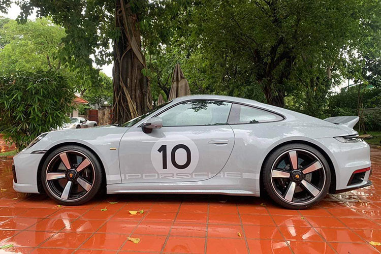 Hiện đã có 2 chiếc xe Porsche 911 Sport Classic 2023 tại Việt Nam trong năm nay, và chiếc đầu tiên đã được bàn giao cho khách hàng trong ngày 28/6 vừa qua là ông Đặng Lê Nguyên Vũ. Được biết, chỉ tính riêng dàn xe Porsche của ông chủ cà phê Trung Nguyên đã trên 50 chiếc.