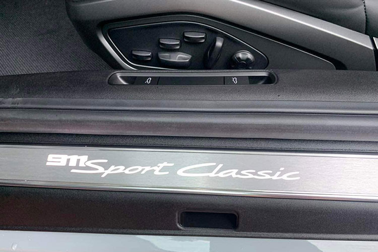 Động cơ sẽ đi kèm hộp số sàn 7 cấp và hệ dẫn động cầu sau, nhờ đó, chiếc xe thể thao giới hạn này có thể tăng tốc từ vị trí xuất phát lên 100 km/h chỉ trong thời gian 4,1 giây trước khi đạt tốc độ tối đa 315 km/h.