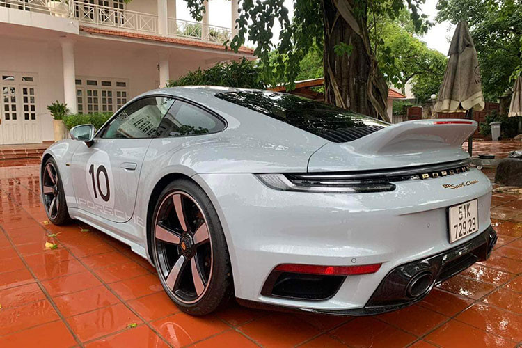 Vào thời điểm ông Đặng Lê Nguyên Vũ đặt hàng mua xe, mức giá xe Porsche 911 Sport Classic 2023 chính hãng chỉ có 18,66 tỷ đồng, chưa bao gồm tùy chọn và chi phí lăn bánh, nhưng hiện tại giá xe đã tăng 560 triệu đồng, lên thành 19,22 tỷ đồng .