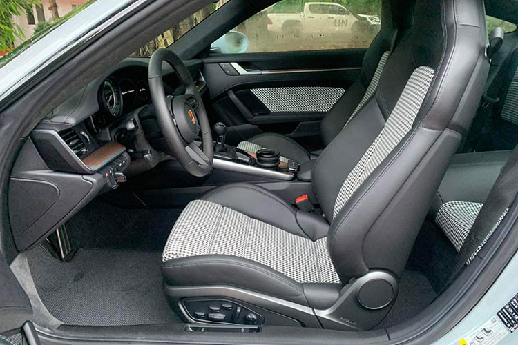 Các tấm huy hiệu Porsche Exclusive Manufaktur màu vàng bên sườn xe, hay logo Porsche Heritage cũng thể hiện đây là 1 chiếc Porsche 911 cá nhân hóa, nằm trong bộ sưu tập xe giới hạn Heritage Design. Sau cùng là ống xả tròn, khuếch tán sau, đèn cũng khác biệt so với Porsche 911 Turbo S 992. 