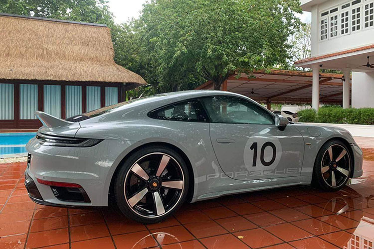 Chiếc xe thể thao Porsche 911 Sport Classic 2023 bản giới hạn đầu tiên bàn giao cho Qua Vũ được đánh con 10 ở 2 bên cửa xe, chưa hết, số thứ tự của xe là 1.005/1.250 xe được sản xuất toàn cầu. Trong khi đó, chiếc xe thể thao Porsche 911 Sport Classic 2023 thứ 2 về nước, có số 82 ở cửa, số thứ tự của xe là 1.202/1.250.