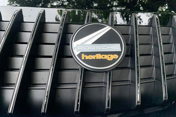 Porsche đưa ra nhiều màu sơn cho 911 Sport Classic như xám Sport Gray Metallic, đen, xám Agate Gray Metallic, xanh Gentian Blue Metallic, hoặc tùy chọn trong bộ danh mục màu Paint-to-Sample của hãng, nhưng thú vị, 85% khách hàng đều chọn màu sơn Sport Gray Metallic khi mua xe Porsche 911 Sport Classic, 2 chiếc tại Việt Nam cũng không ngoại lệ.