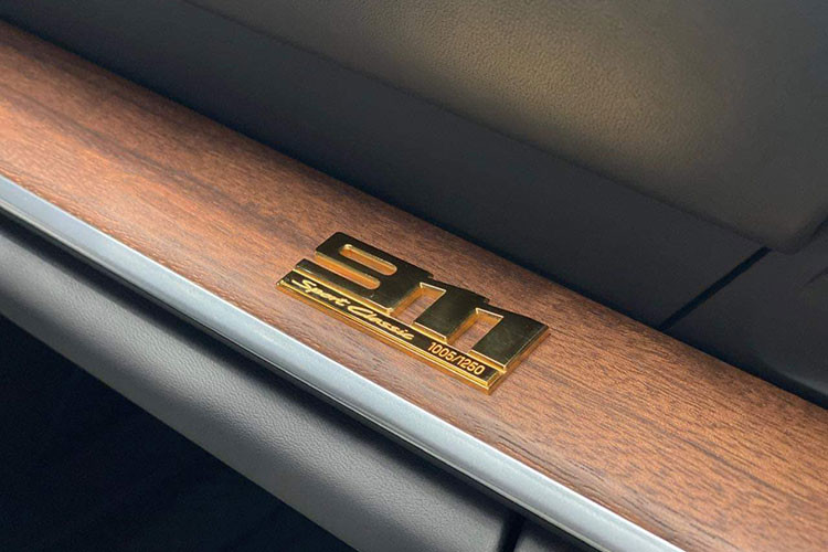 Bánh xe 20 inch phía trước và 21 inch phía sau có khóa trung tâm với thiết kế giống Fuchs tạo thêm nét hoàn thiện cho vẻ ngoài, và Sport Classic đã được thiết kế để tránh các khe hút gió đục lỗ, trên các tấm ốp khoang động cơ giống bản Turbo S, dù Porsche 911 Sport Classic được xây dựng trên phiên bản này.