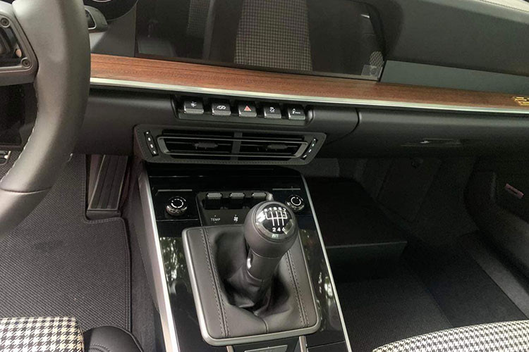 Porsche 911 Sport Classic 2023 của ông Đặng Lê Nguyên Vũ mới về Việt Nam sở hữu khối động cơ 6 xy-lanh, dung tích 3.8 lít, tăng áp kép sản sinh công suất tối đa 542 mã lực và mô-men xoắn cực đại 600 Nm.