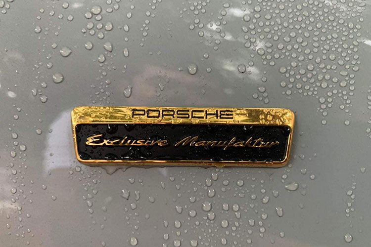 Ở 1 số dấu hiệu nhận biết khác, Porsche 911 Sport Classic có cánh gió đuôi vịt, gợi nhớ đến chiếc 911 Carrera RS 2.7 vào năm 1972, sọc đôi chạy dọc giữa xe, con số tùy chọn trên mỗi cửa, mui xe, mái nhà và thanh trượt được làm bằng sợi carbon.