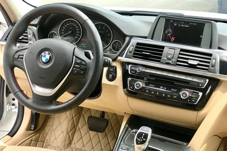 Bệ trung tâm cũng được sửa đổi lại với nắp che khay để cốc dạng trượt. Phía trên bàng táp lô là màn hình LCD cỡ lớn hiển thị đầy đủ thông tin tiện ích, thông tin giải trí, thoại rảnh tay, GPS... Hàng ghế sau thoải mái cho 3 người. Các trang bị tiện nghi tiêu biểu trong xe gồm có hệ thống ga tự động và màn hình hiển thị thông tin trên kính chắn gió...