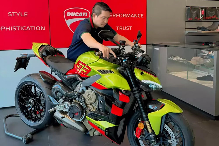 Mới đây, đại gia Quốc Vũ, chồng của ca sĩ Đoàn Di Băng đã vui mừng ra mặt khi chiếc xe mình đặt mua đã có mặt tại dải đất hình chữ S, cụ thể đó là 1 chiếc siêu môtô bản giới hạn Ducati Streetfighter V4 Lamborghini 2024 mới với số lượng chỉ có 630 xe trên toàn thế giới. 