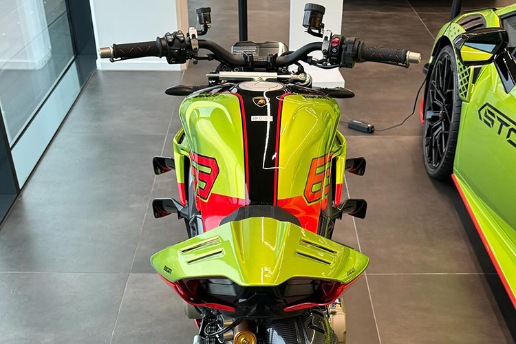 Được thiết kế lấy cảm hứng từ Huracan STO, Streetfighter V4 Lamborghini có tấm chắn bùn trước, vỏ bình xăng, phần đuôi xe, các thành phần mới, cùng bộ thông gió mô tả như của siêu xe Huracan STO.