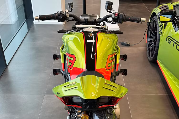 Được thiết kế lấy cảm hứng từ Huracan STO, Streetfighter V4 Lamborghini có tấm chắn bùn trước, vỏ bình xăng, phần đuôi xe, các thành phần mới, cùng bộ thông gió mô tả như của siêu xe Huracan STO.