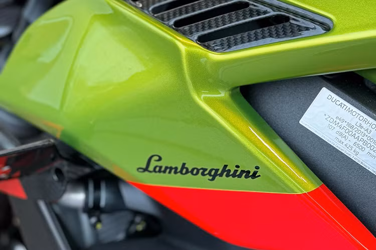 Chiếc xe Ducati Streetfighter V4 Lamborghini của đại gia Quốc Vũ mới nhận bàn giao dựa trên cảm hứng về mẫu siêu xe Huracan STO, trong đó, việc sản xuất giới hạn sẽ chỉ có 630 chiếc cùng 63 khách hàng VIP nhất sẽ được tùy chọn cá nhân hóa riêng.