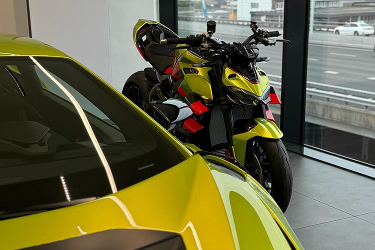 Về Ducati Streetfighter V4 Lamborghini của đại gia Quốc Vũ - chồng Đoan Di Băng, đây là sản phẩm cho sự kết hợp giữa hãng siêu mô tô Ducati với hãng siêu xe Lamborghini, nhằm cho ra mắt 1 phiên bản siêu mô tô giới hạn, vừa để các đại gia sưu tầm, cũng như trải nghiệm công nghệ đỉnh cao của 2 hãng xe đến từ Ý. 