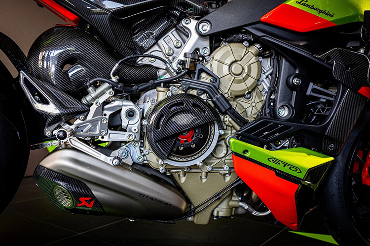 Yên ngồi, vỏ đồng hồ và một số thành phần khác của xe được làm bằng sợi carbon trên thân xe. Vành bánh trước của xe thiết kế các chấu nghệ thuật như trên vành bánh xe Huracan STO. Bánh sau có khóa titan cũng giống như nút khóa trên Lamborghini.