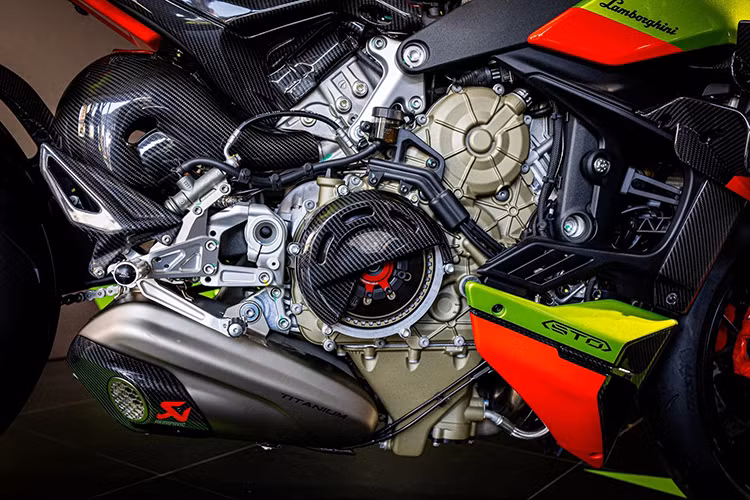 Yên ngồi, vỏ đồng hồ và một số thành phần khác của xe được làm bằng sợi carbon trên thân xe. Vành bánh trước của xe thiết kế các chấu nghệ thuật như trên vành bánh xe Huracan STO. Bánh sau có khóa titan cũng giống như nút khóa trên Lamborghini.