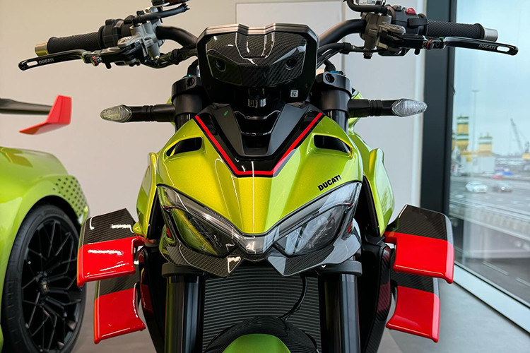 Không những thế các thành phần bằng vật liệu sợi carbon trên bản giới hạn của Ducat cũng sử dụng các thiết kế giống như vật liệu trên siêu xe Lamborghini Huracan STO.