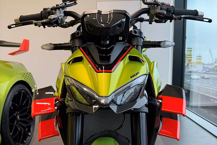 Không những thế các thành phần bằng vật liệu sợi carbon trên bản giới hạn của Ducat cũng sử dụng các thiết kế giống như vật liệu trên siêu xe Lamborghini Huracan STO.