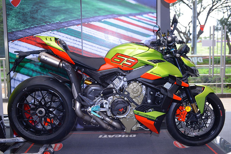 Theo thông tin chúng tôi có được, ít nhất có 3 chiếc xe môtô bản giới hạn Ducati Streetfighter V4 Lamborghini về Việt Nam trong thời gian vừa qua, và 1 chiếc đã được bàn giao cho đại gia Quốc Vũ. Chia sẻ về chồng nhận bàn giao xe mới, nữ ca sĩ Đoàn Di Băng cùng cô con gái cho rằng trụ cột nhà của mình suốt ngày chỉ mua xe. 