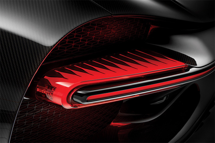 Phiên bản mới của mẫu siêu xe được mệnh danh là "tân vương tốc độ" trong là hypercar này sở hữu phần ngoại thất màu đỏ - đen này với những chi tiết không thay đổi nhiều mà chủ yếu được nâng cấp độc đáo, cá tính.