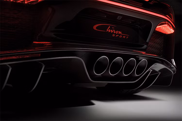 Khác với "đàn anh" Chiron bản thường từng ra mắt cách đây 2 năm, Bugatti Chiron Sport mới được thiết kế với các chi tiết ở phần đuôi mạnh mẽ hơn, đặc biệt là cản sau cùng bộ ống xả "4 nòng" lộ thiên, thay cho bộ chụp ống xả dạng kim loại sáng màu trước đây.