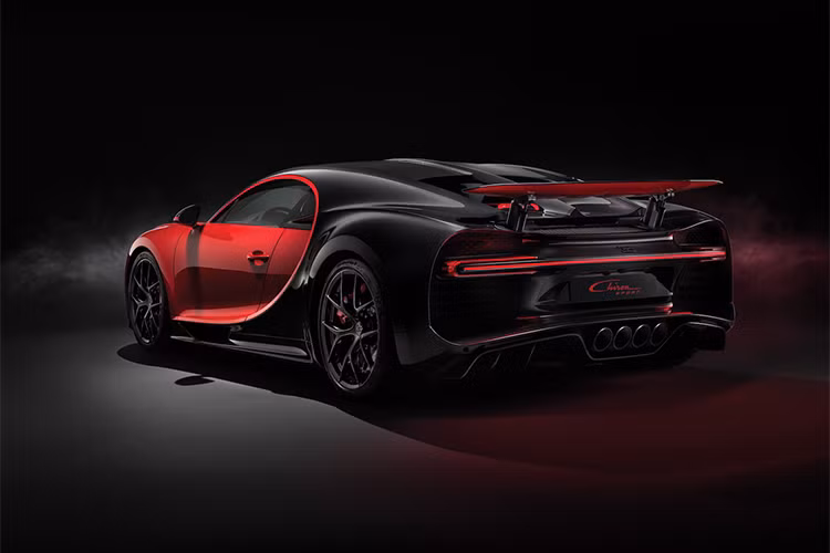 Bugatti cho biết Chiron Sport có khả năng xử lý gọn gàng khi vào cua với tốc độ cao lên đến 200 km/h, đó là sự khác biệt đối với phiên bản thường. 