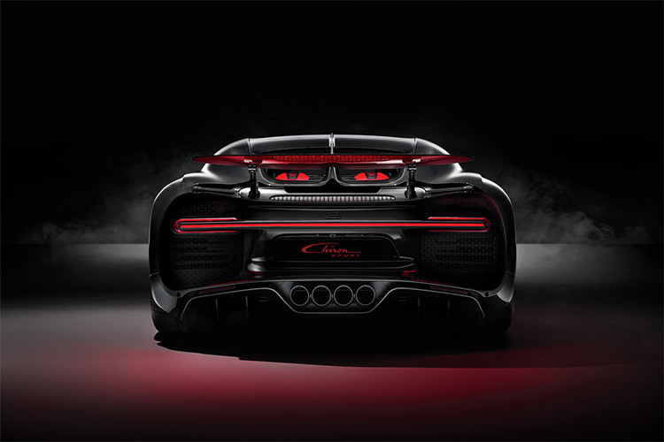 Phiên bản Bugatti Chiron Sport 2019 trong bài viết này sẽ được hãng xe đình đám Pháp giới thiệu tại Geneva 2018. Xe sở hữu ngoại thất với hai mầu đầy cá tính, đó là màu đỏ – đen mang đậm chất siêu xe thể thao, một số chi tiết trang trí bằng sợi carbon