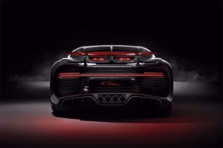Phiên bản Bugatti Chiron Sport 2019 trong bài viết này sẽ được hãng xe đình đám Pháp giới thiệu tại Geneva 2018. Xe sở hữu ngoại thất với hai mầu đầy cá tính, đó là màu đỏ – đen mang đậm chất siêu xe thể thao, một số chi tiết trang trí bằng sợi carbon