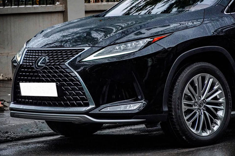 Mặt trước nổi bật với lưới tản nhiệt hình con suốt viền crôm 3D đặc trưng của Lexus. Xe được trang bị cụm đèn pha ba bóng LED tích hợp hệ thống mở rộng góc chiếu, đèn LED ban ngày, đèn LED chào mừng và đèn hậu LED 3D dạng chữ L. Bộ mâm hợp kim đa chấu kích thước 20 inch tạo điểm nhấn thể thao cho tổng thể xe. 