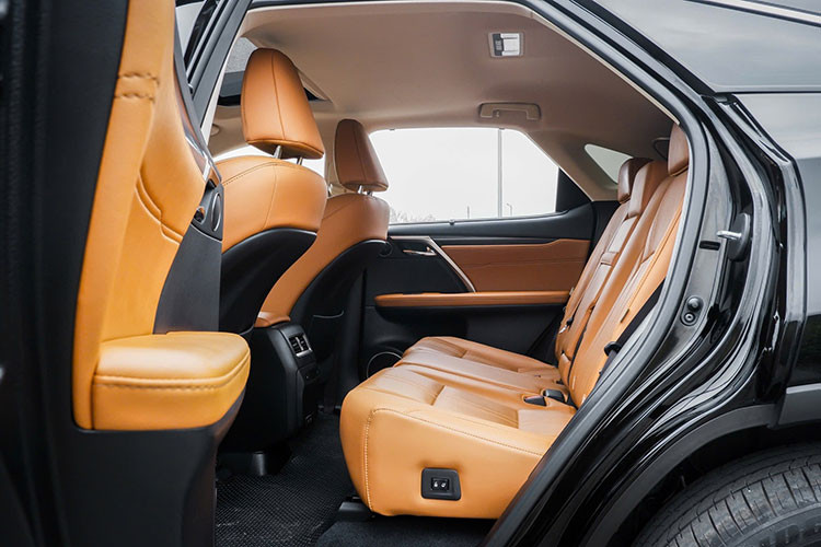 Mức tiêu hao nhiên liệu trung bình được công bố là 9,9 lít/100 km, trong đó 13,9 lít/100 km trong đô thị và 7,5 lít/100 km trên cao tốc.