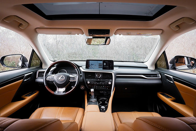 Không gian nội thất trên mẫu xe crossover Lexus RX 350 2022 mang lại cảm giác cao cấp với chất liệu da semi-aniline, phối màu nâu – đen hài hòa. Ghế lái và ghế phụ chỉnh điện 10 hướng, có tính năng nhớ vị trí, làm mát và hỗ trợ thắt lưng.