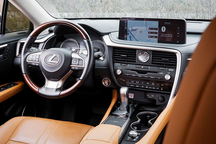 Xe được trang bị màn hình cảm ứng trung tâm 8 inch, hệ thống âm thanh Mark Levinson cao cấp với 15 loa, điều hòa tự động hai vùng độc lập, cùng đèn LED nội thất tinh tế. 