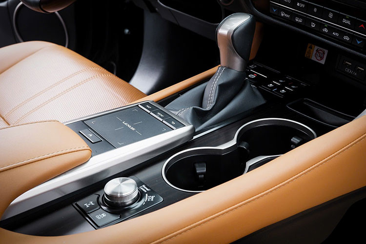 Khoang hành lý tiêu chuẩn 521 lít có thể mở rộng lên đến 1.594 lít khi gập hàng ghế sau, phù hợp với nhu cầu sử dụng gia đình hoặc du lịch.