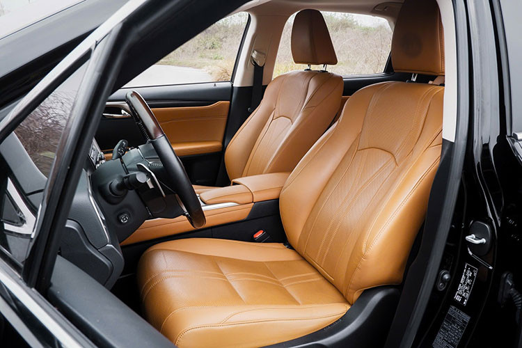 Dưới nắp ca-pô là động cơ xăng V6 3.5L, sản sinh công suất 296 mã lực và mô-men xoắn cực đại 370 Nm, đi kèm hộp số tự động 8 cấp. Xe có khả năng tăng tốc từ 0–100 km/h trong 7,9 giây, tốc độ tối đa đạt 200 km/h. 