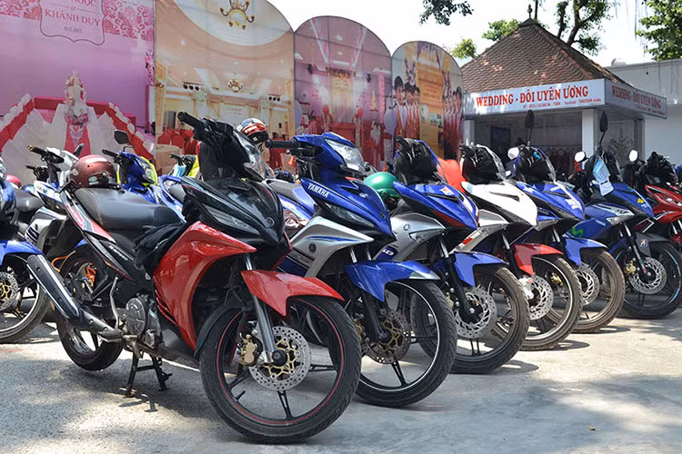 Dàn xe Exciter đủ mọi chủng loại, màu sắc từ những chiếc xe 135 đến 150, xếp hàng quanh khu vực sinh nhật của Clb Ex Travle.