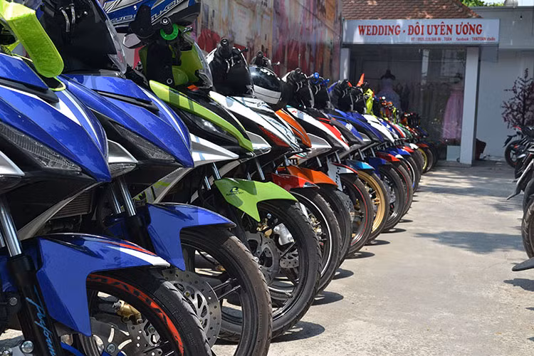 Bên cạnh những chiếc xe nguyên bản, tại sự kiện lần này còn góp mặt những chiếc Yamaha Exciter độ độc đáo được xếp một hàng riêng.