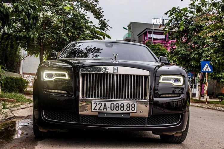 Rolls-Royce Ghost biển tứ quý 8 - phiên bản Series II EWB sở hữu ngoại hình ấn tượng khi có kích thước đồ sộ. Đầu xe ngoài lưới tản nhiệt truyền thống còn gây ấn tượng với bộ đèn pha LED tích hợp đèn viền LED ban ngày, tấm chắn bùn được định hình lại cao và rộng hơn, đường dập chìm chạy dọc từ biểu tượng Spririt of Ecstasy xuyên suốt nắp ca-pô.