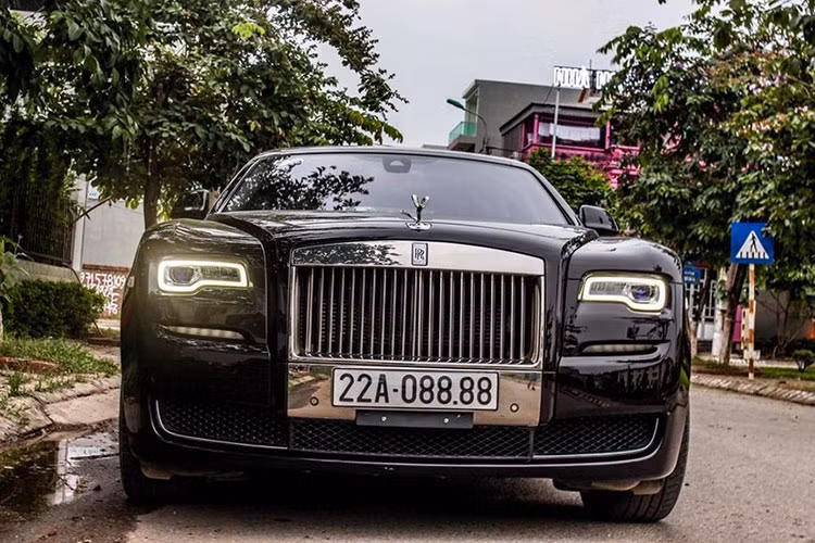 Rolls-Royce Ghost biển tứ quý 8 - phiên bản Series II EWB sở hữu ngoại hình ấn tượng khi có kích thước đồ sộ. Đầu xe ngoài lưới tản nhiệt truyền thống còn gây ấn tượng với bộ đèn pha LED tích hợp đèn viền LED ban ngày, tấm chắn bùn được định hình lại cao và rộng hơn, đường dập chìm chạy dọc từ biểu tượng Spririt of Ecstasy xuyên suốt nắp ca-pô.