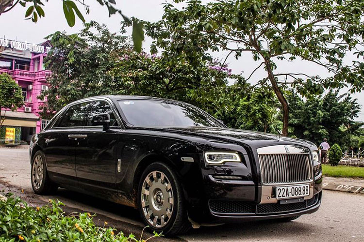 Mới đây, một chiếc xe siêu sang Rolls-Royce Ghost Series II EWB mang biển số tứ quý 8 đã bị bắt gặp đỗ trên đường phố Vĩnh Phúc. Theo thông tin được biết, chiếc xe này thuộc sở hữu của một đại gia Tuyên Quang và có giá trị lên tới 27 tỷ đồng (tại thời điểm mua).